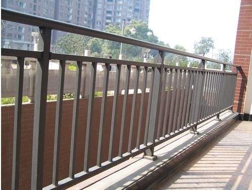 重庆栏杆 锌钢道路护栏是怎么安装的